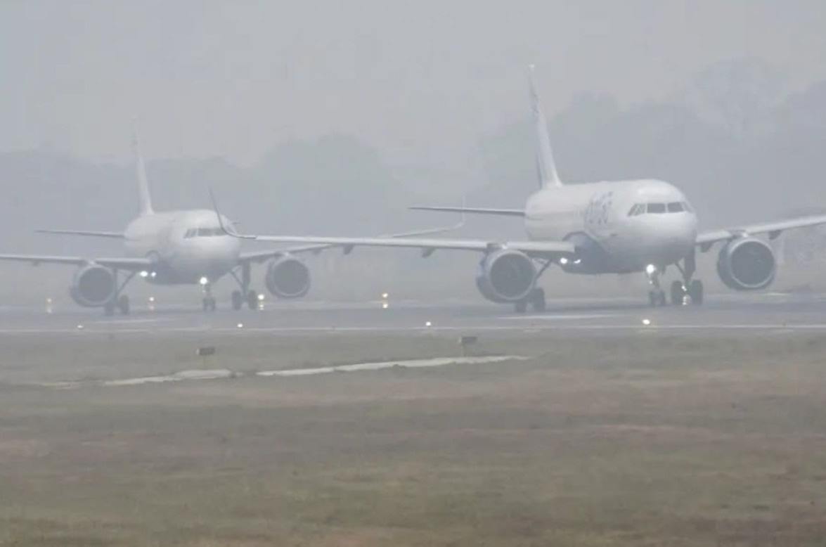 दिल्ली में घने कोहरे के कारण 150 से ज़्यादा उड़ानें रद्द, यूपी, दिल्ली, पंजाब, हरियाणा में रेड अलर्ट