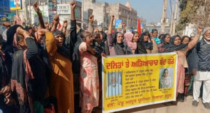 बुजुर्ग दंपती की गिरफ्तारी पर बवाल, काली चुन्नियां लेकर SSP कार्यालय के बाहर महिलाओं का प्रदर्शन