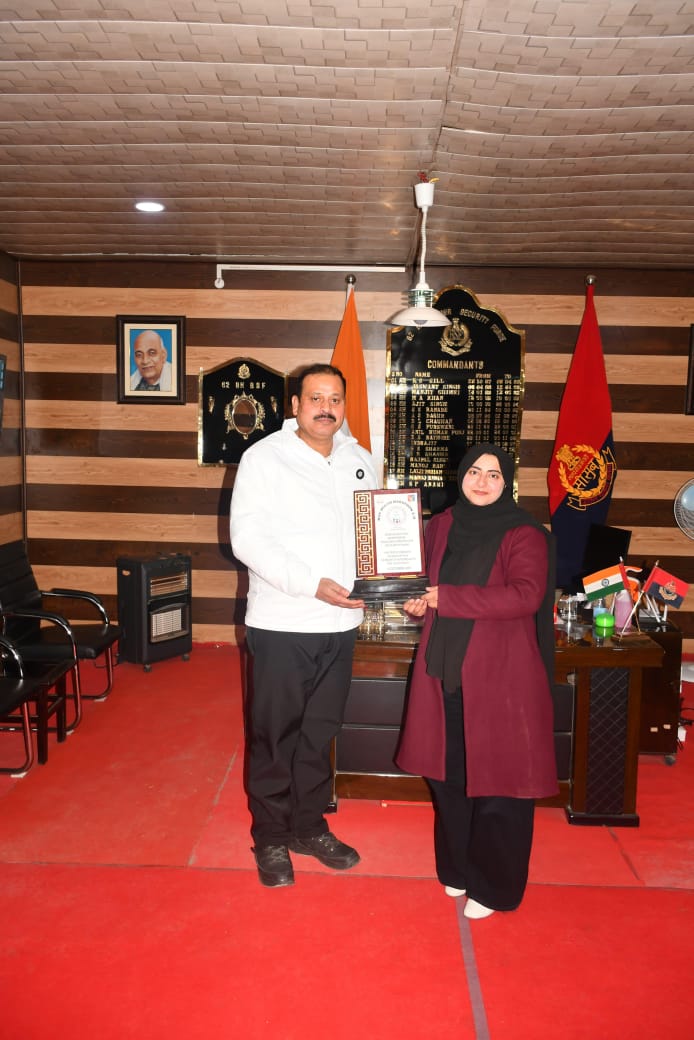 कमांडेंट एसपी आनंद ने एडवोकेट सायका राशिद को उत्कृष्ट नागरिक सेवा के लिए किया सम्मानित