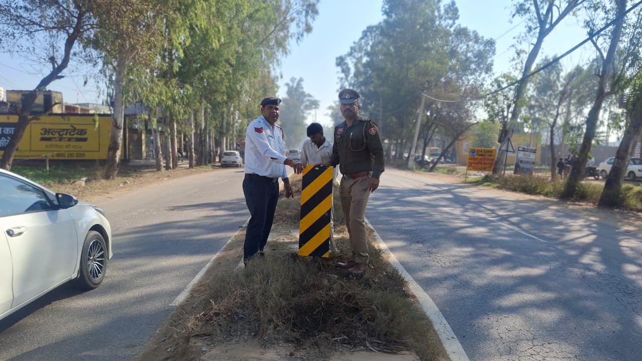 सड़क सुरक्षा के लिए डिवाइडरों पर लगाए गए हेज़र्ड साइन बोर्ड