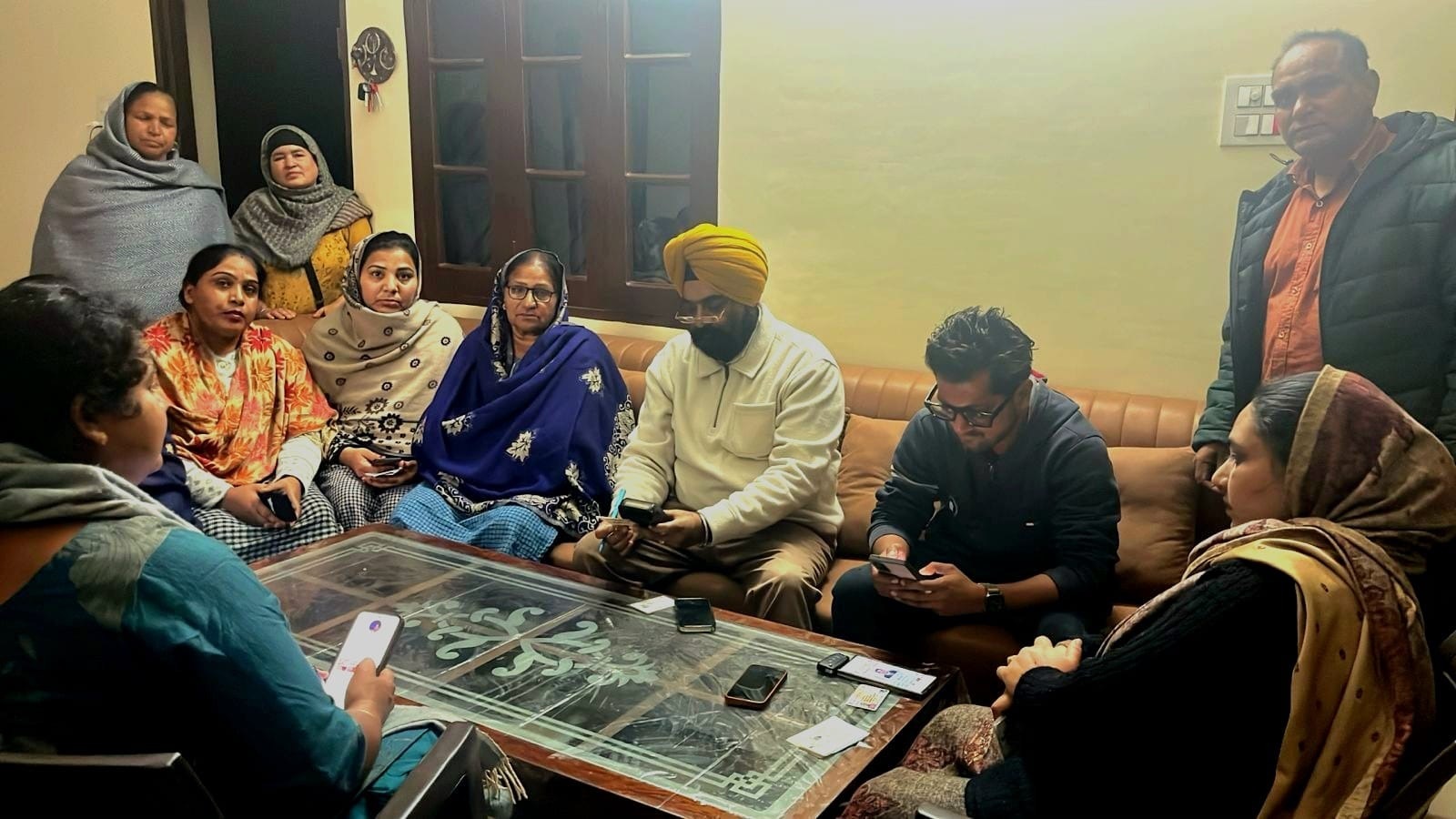 सीएससी सेंटरों पर लगी भीड़, विपक्षी लीडर लोगों को नए भ्रमों में फंसाने में जुटे तो कही खुद ही बना रहे बीमा कार्ड