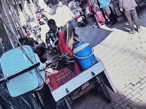 रेहड़ी वाले को 20 हजार में पड़ा एक कुलचा, युवक ने चाचा कहकर छूए पांव और कुलचा खाकर चुराई नकदी