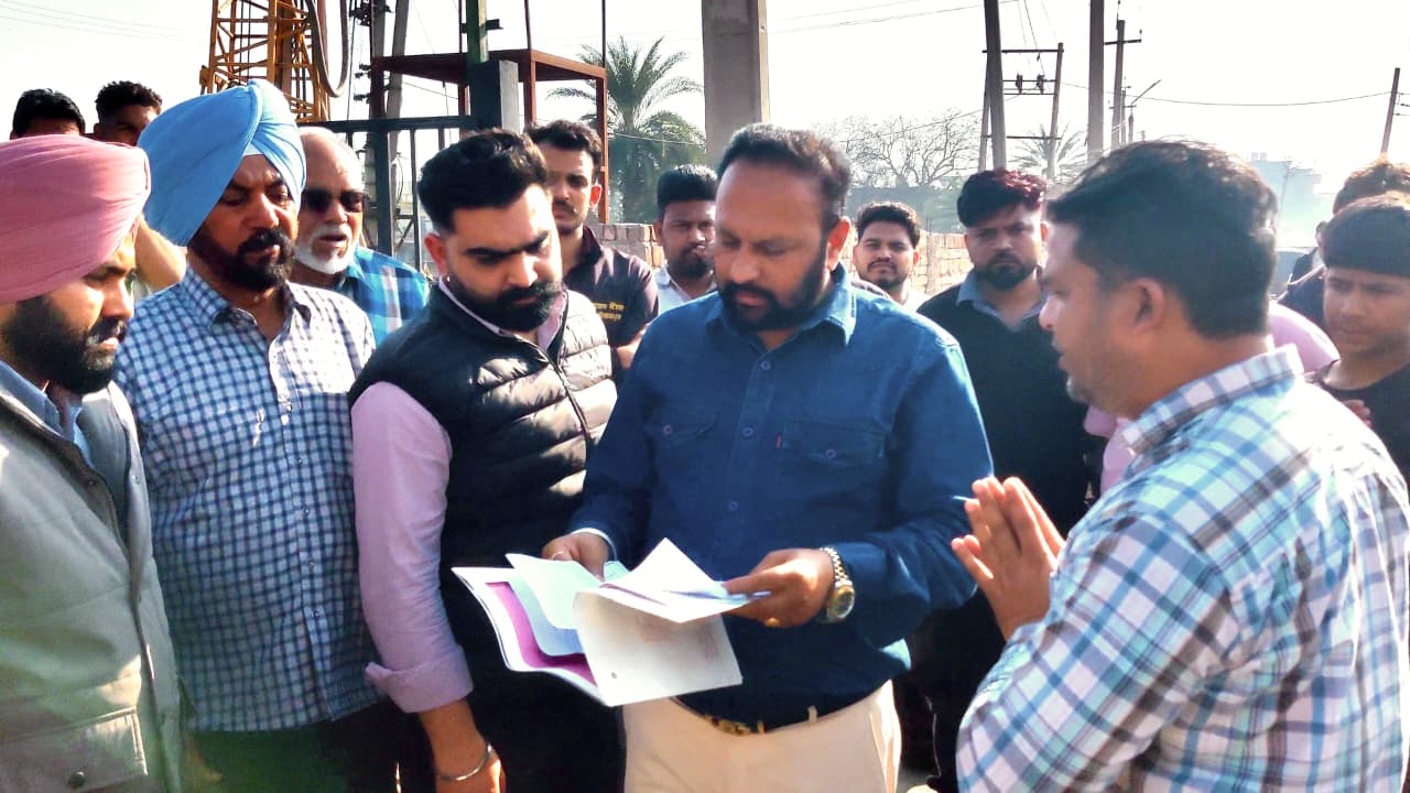 कब्रिस्तान के पास बोरवेल लगाने को लेकर विवाद गहराया, नगर परिषद ने कराई जमीन की पैमाइश