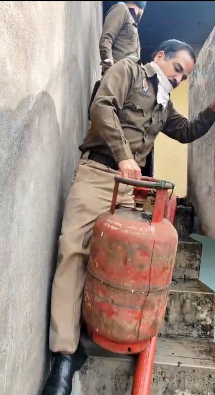 डड्डूमाजरा में एलपीजी सिलेंडर में भीषण आग, घर का सामान जलकर खाक