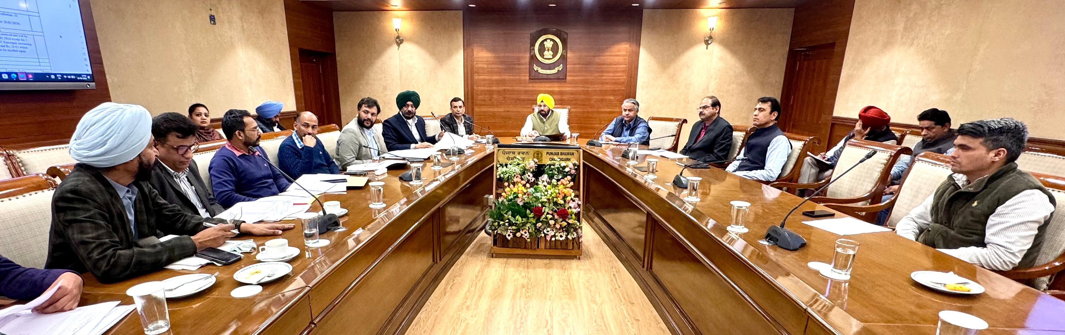 लोक निर्माण मंत्री ने चल रही सड़क परियोजनाओं की समीक्षा की, बारिश के मौसम से पहले इन परियोजनाओं को पूरा करने के दिए निर्देश