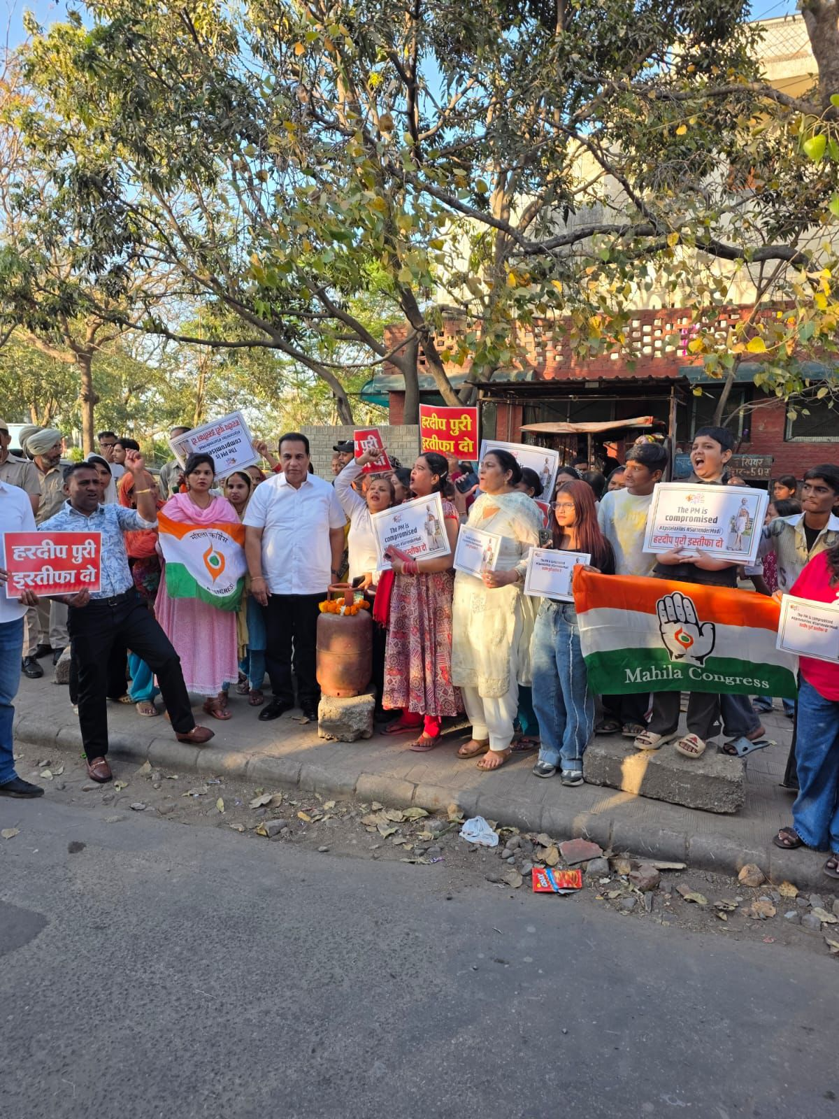 गैस सिलेंडर महंगा और किल्लत पर चंडीगढ़ महिला कांग्रेस का प्रदर्शन, बापूधाम कॉलोनी में केंद्र सरकार के खिलाफ नारेबाजी