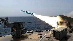 सुर्ख़ी: चेतावनी देने के एक घंटे बाद ईरान ने USS अब्राहम लिंकन पर मिसाइल दागी; अमेरिका बेख़बर रहा