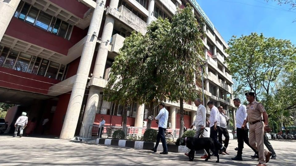 चंडीगढ़-मोहाली हाई अलर्ट: स्कूलों, सचिवालय और अदालतों को बम से उड़ाने की धमकी, CM और DGP का नाम लेकर मचाया हड़कंप