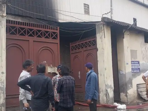 कपड़ा फैक्ट्री में लगी आग, भारी मात्रा में कपड़ा जला