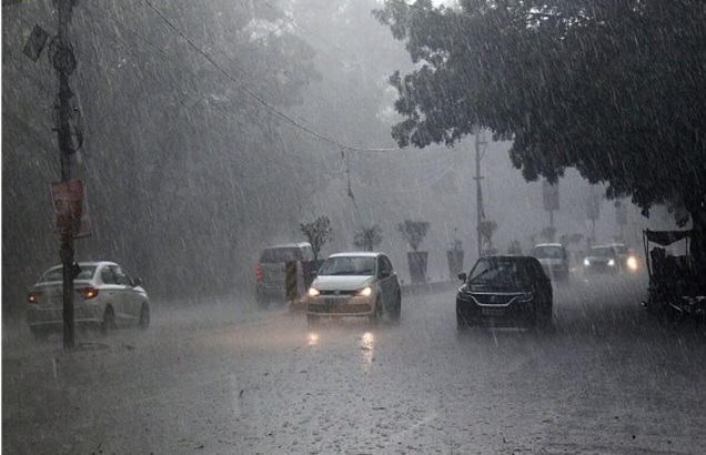 पंजाब के कई शहरों में बारिश, चंडीगढ़ में चल रही ठंडी हवाएं, कई जगह बिजली गुल