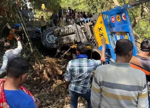 हिमाचल प्रदेश में श्रद्धालुओं से भरी ट्रैक्टर-ट्रॉली गहरी खाई में गिरी, 3 की मौत, 32 घायल