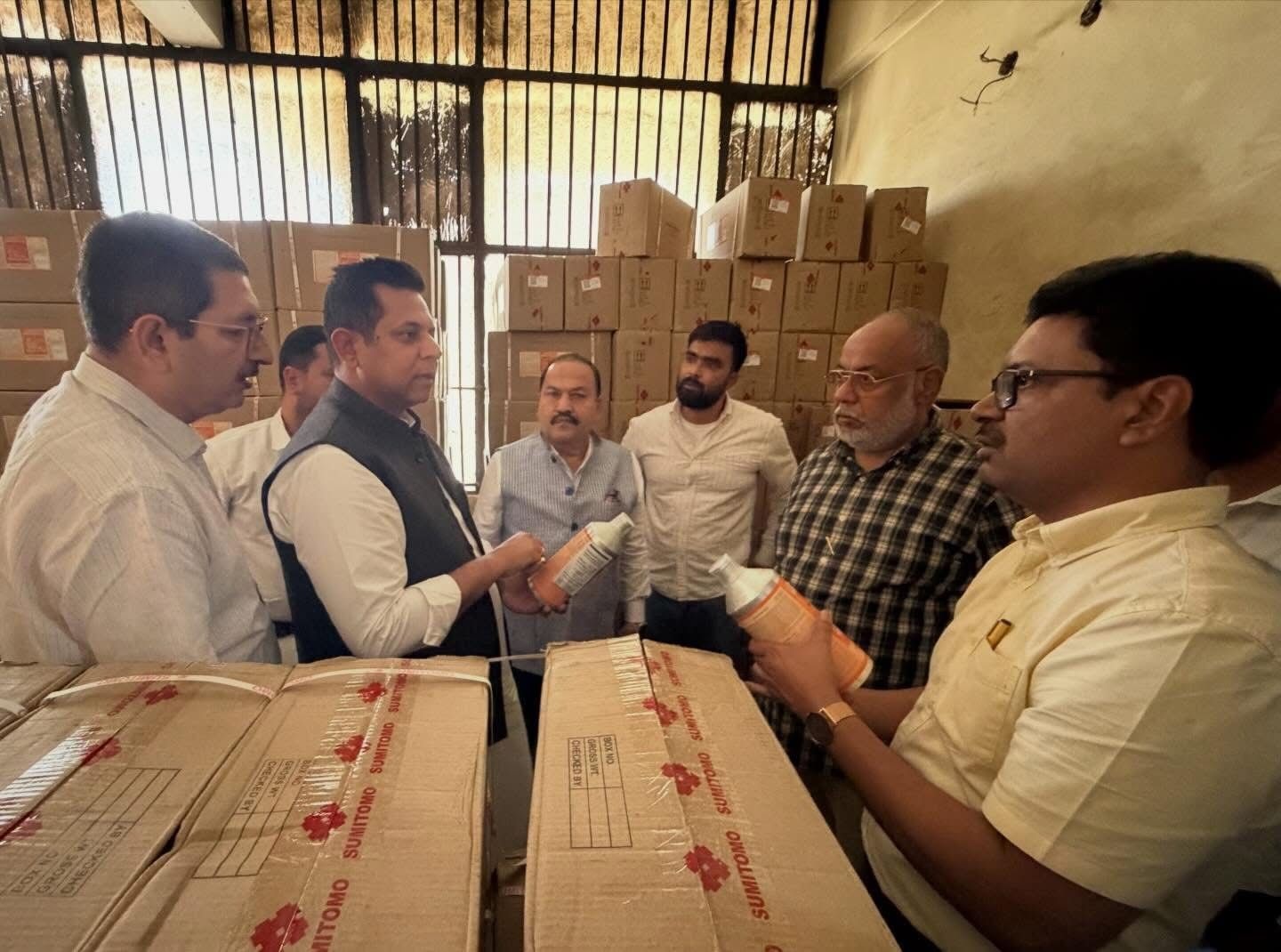 चेयरमैन अमन बग्गा और सीनियर डिप्टी मेयर ने कीटनाशकों का किया निरीक्षण