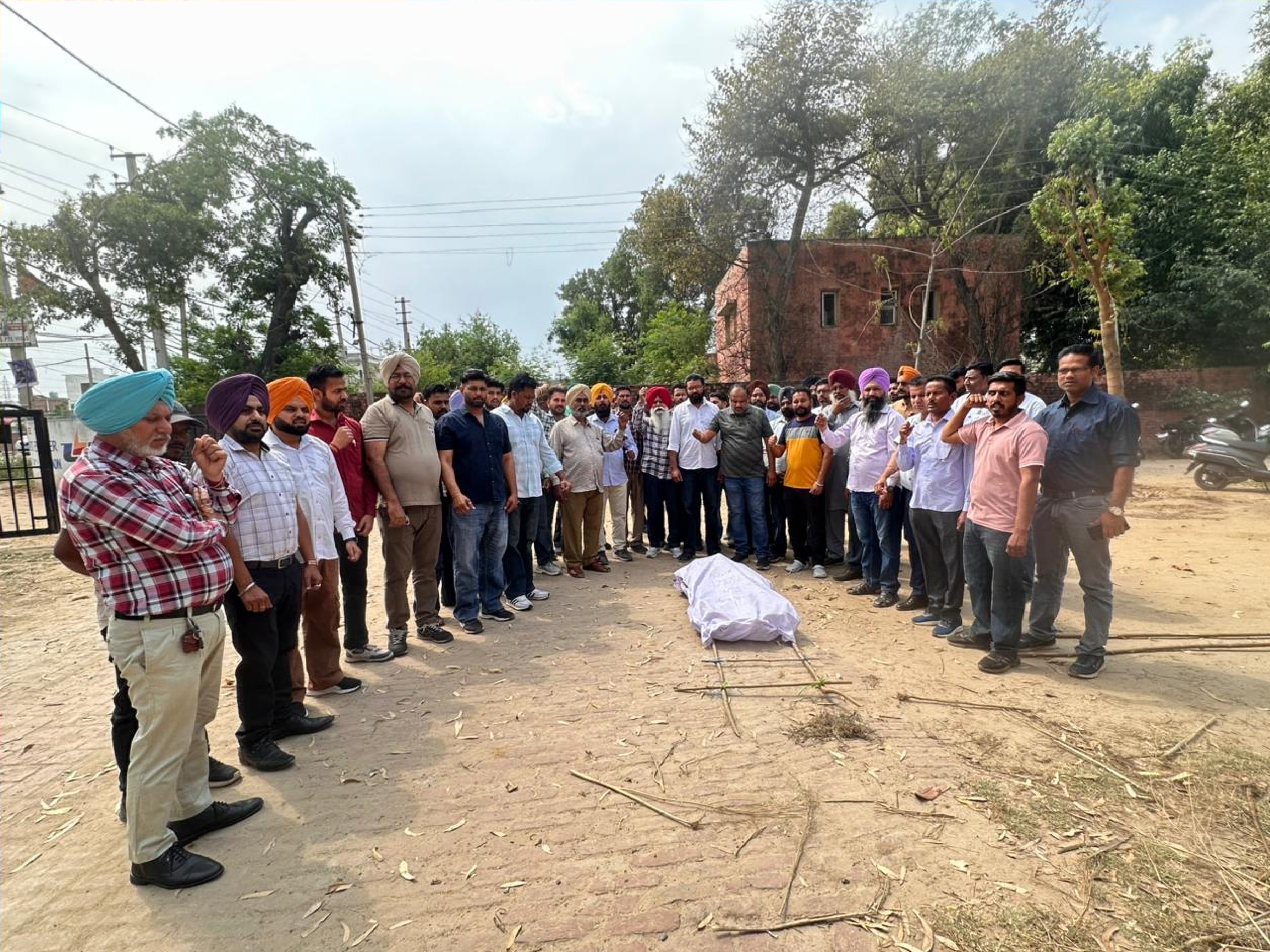 जगरांव: बिजली कर्मचारियों ने फूंका बिजली मंत्री का पुतला ,मांगों को लेकर सरकार के खिलाफ जमकर  नारेबाजी