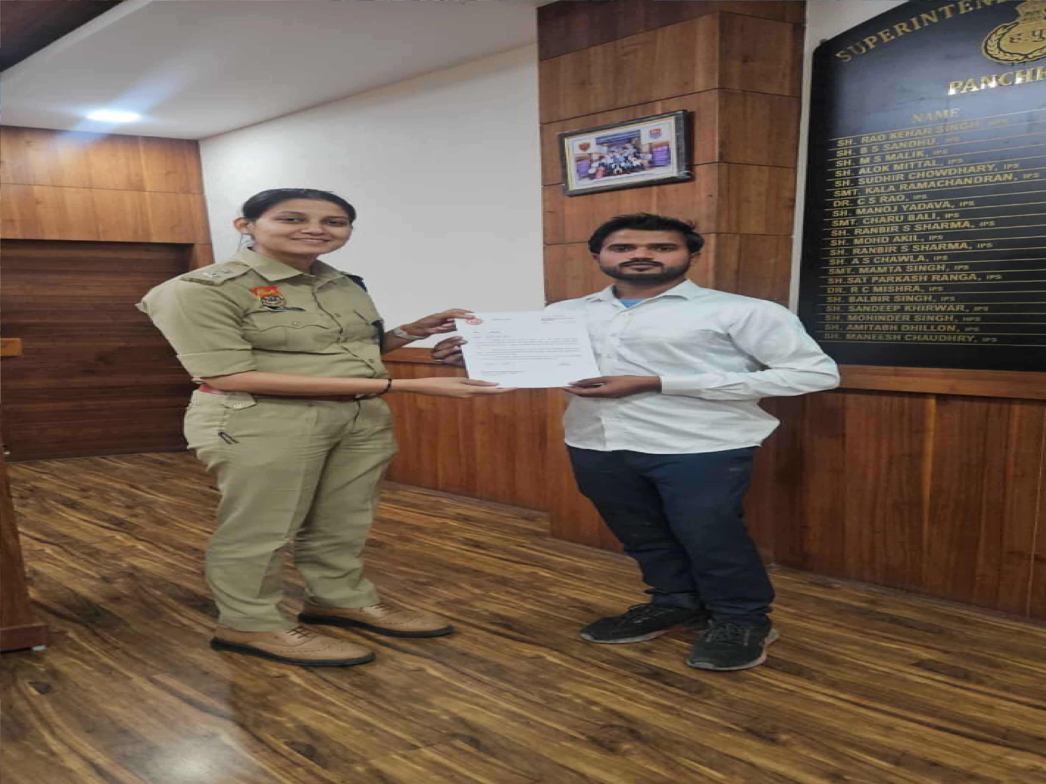 नेक कार्य की सराहना: डीसीपी सृष्टि गुप्ता ने लैपटॉप लौटाने वाले युवक को किया सम्मानित