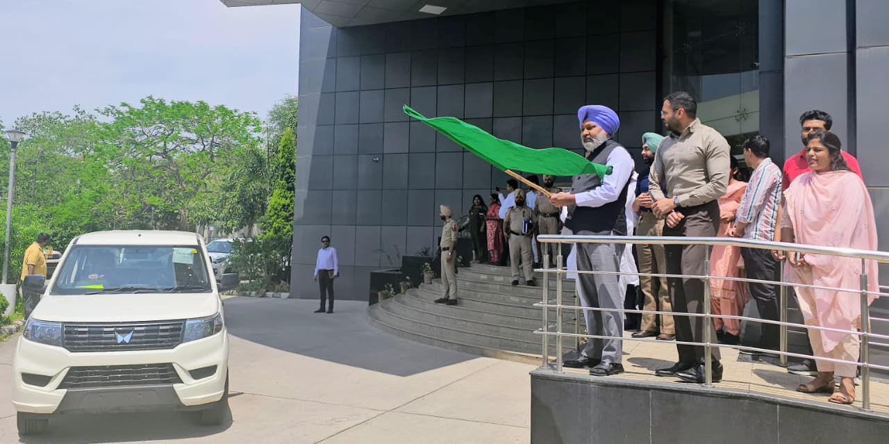 वित्त मंत्री हरपाल सिंह चीमा ने रिकॉर्ड राजस्व वृद्धि के बीच आबकारी एवं कर विभाग की एनफोर्समेंट को बढ़ावा देने के लिए 25 नए वाहनों को हरी झंडी दिखाकर रवाना किया
