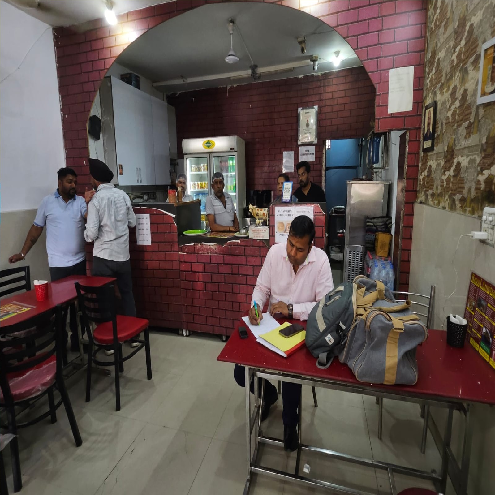 वीआईपी रोड के रेस्टोरेंट में खाने में कॉकरोच, वीडियो वायरल होते ही मचा हड़कंप