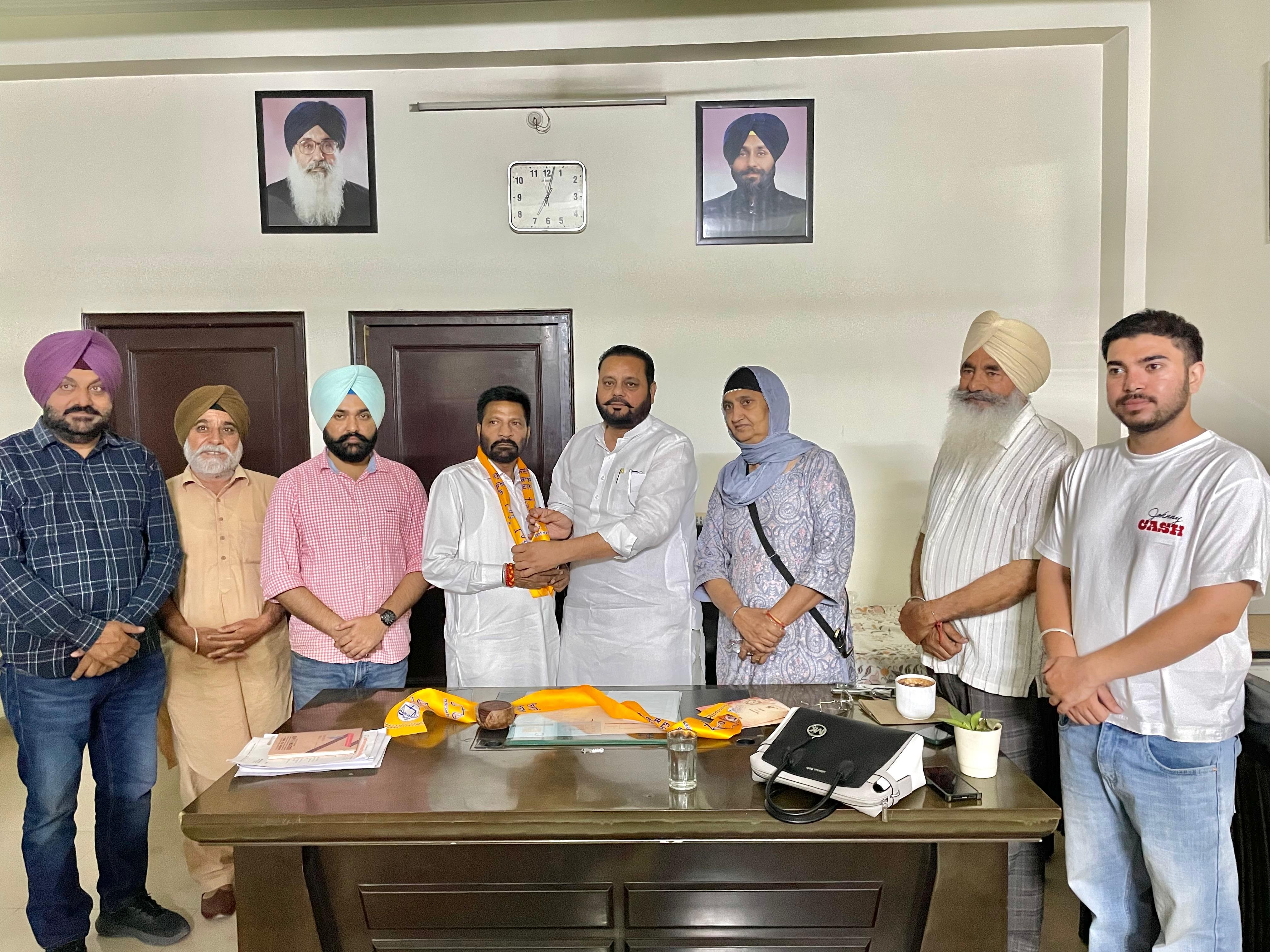 कांग्रेस नेता करमजीत सिंह पम्मा ने शिरोमणि अकाली दल में शामिल होने का किया ऐलान, इकबाल सिंह बबली ढिल्लों ने सिरोपा पहनाकर किया स्वागत