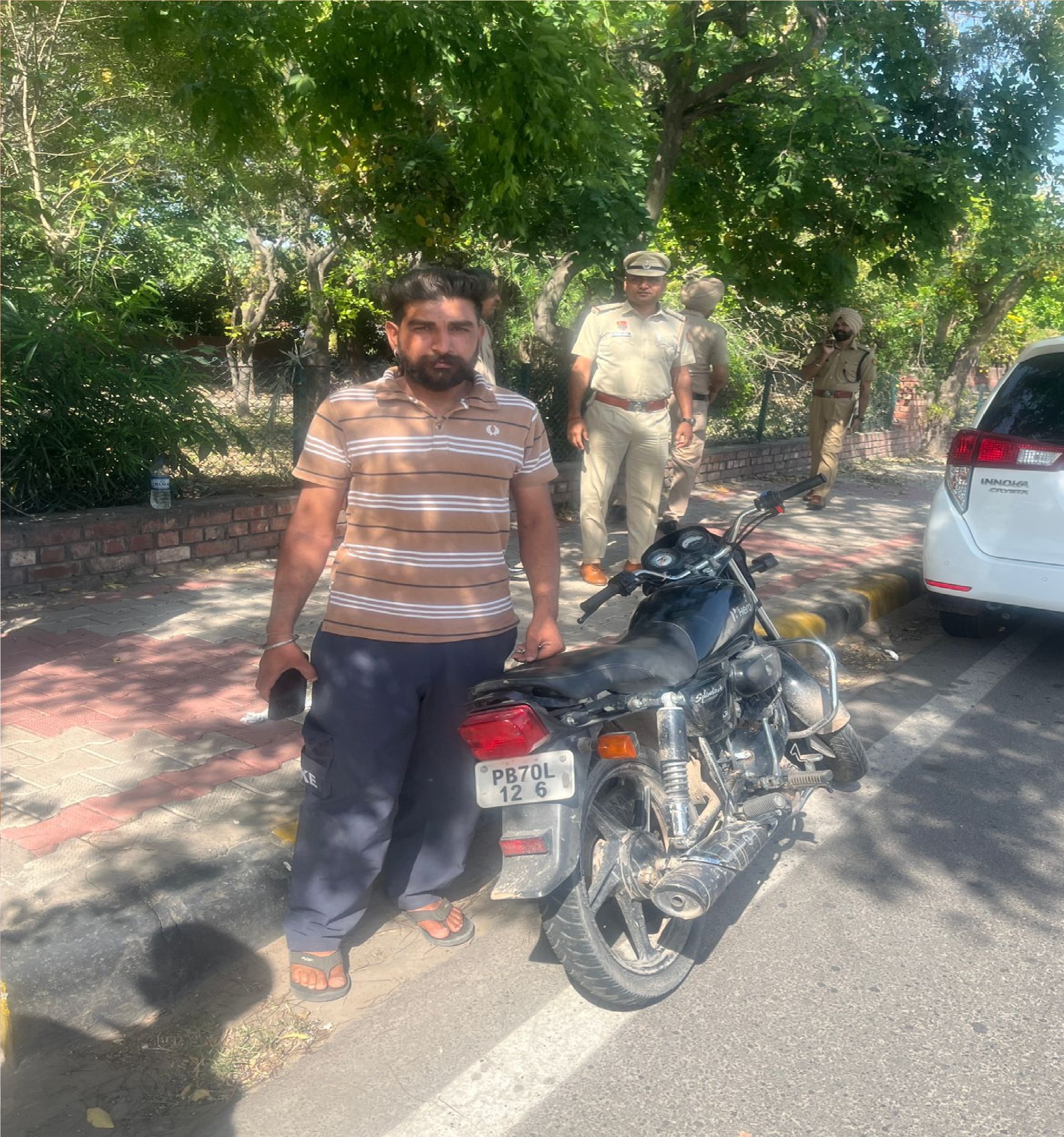 टेम्पर्ड नंबर प्लेट व ट्रिपल राइडिंग पर कार्रवाई, 25 हजार का चालान; बाइक इंपाउंड