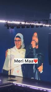 पंजाबी सिंगर दिलजीत ने स्टेज पर अपनी मां को बुलाकर लिया आशीर्वाद