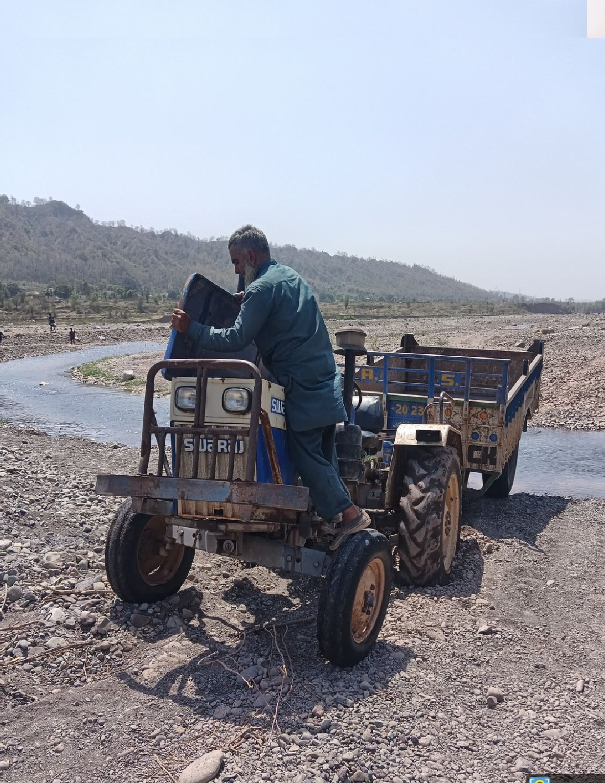 अवैध माइनिंग पर पुलिस की सख्ती: अमरावती क्षेत्र में नदी किनारें अवैध खनन सामग्री समेत 2 ट्रैक्टर-ट्रॉली पकड़ी