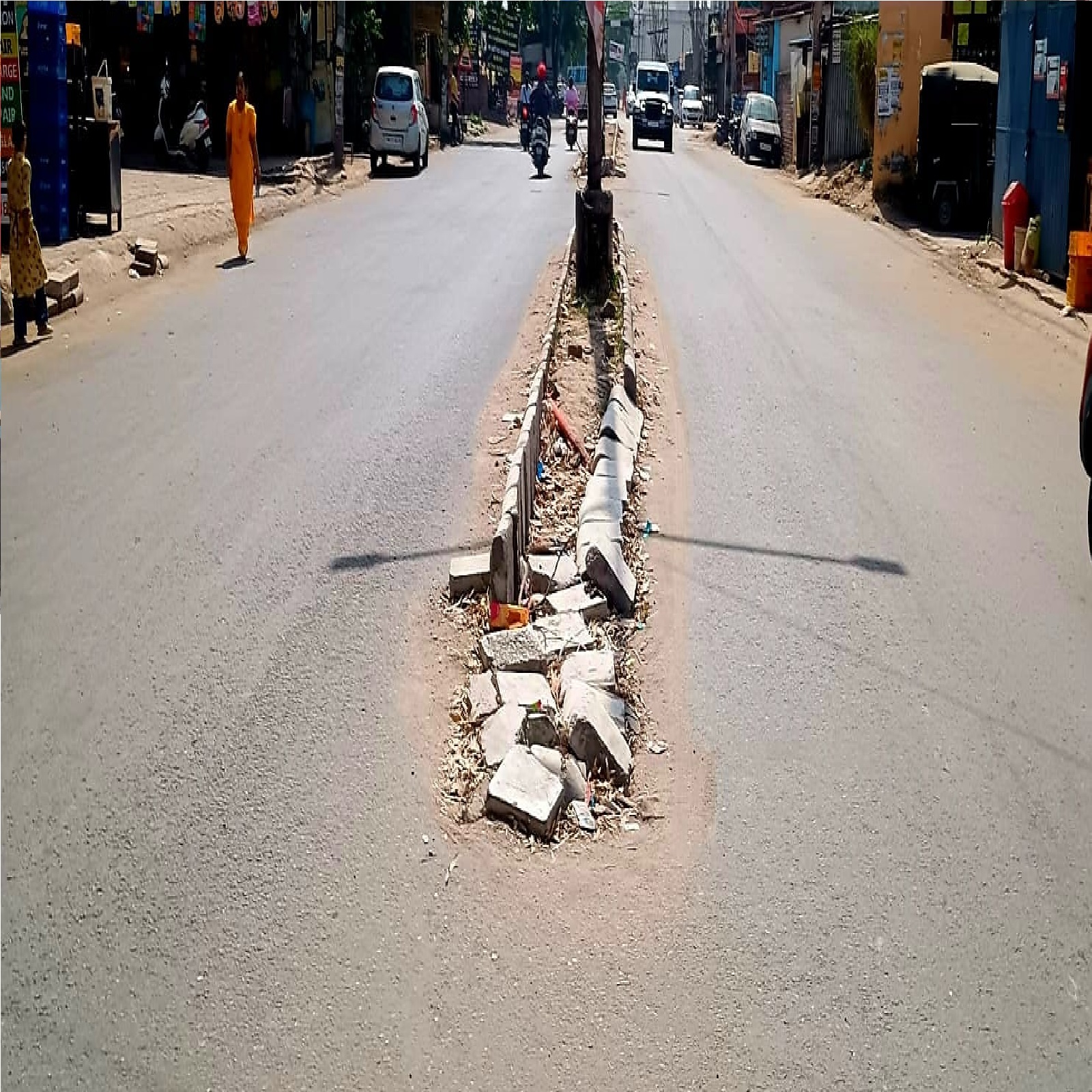 डिवाइडर निर्माण में सुस्ती से लोग परेशान