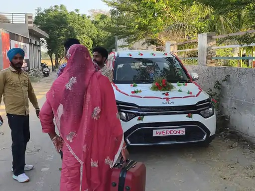 शादी में पहली पत्नी पहुंचने पर दूल्हा दीवार फांदकर भागा, डोली की तैयारी चल रही थी