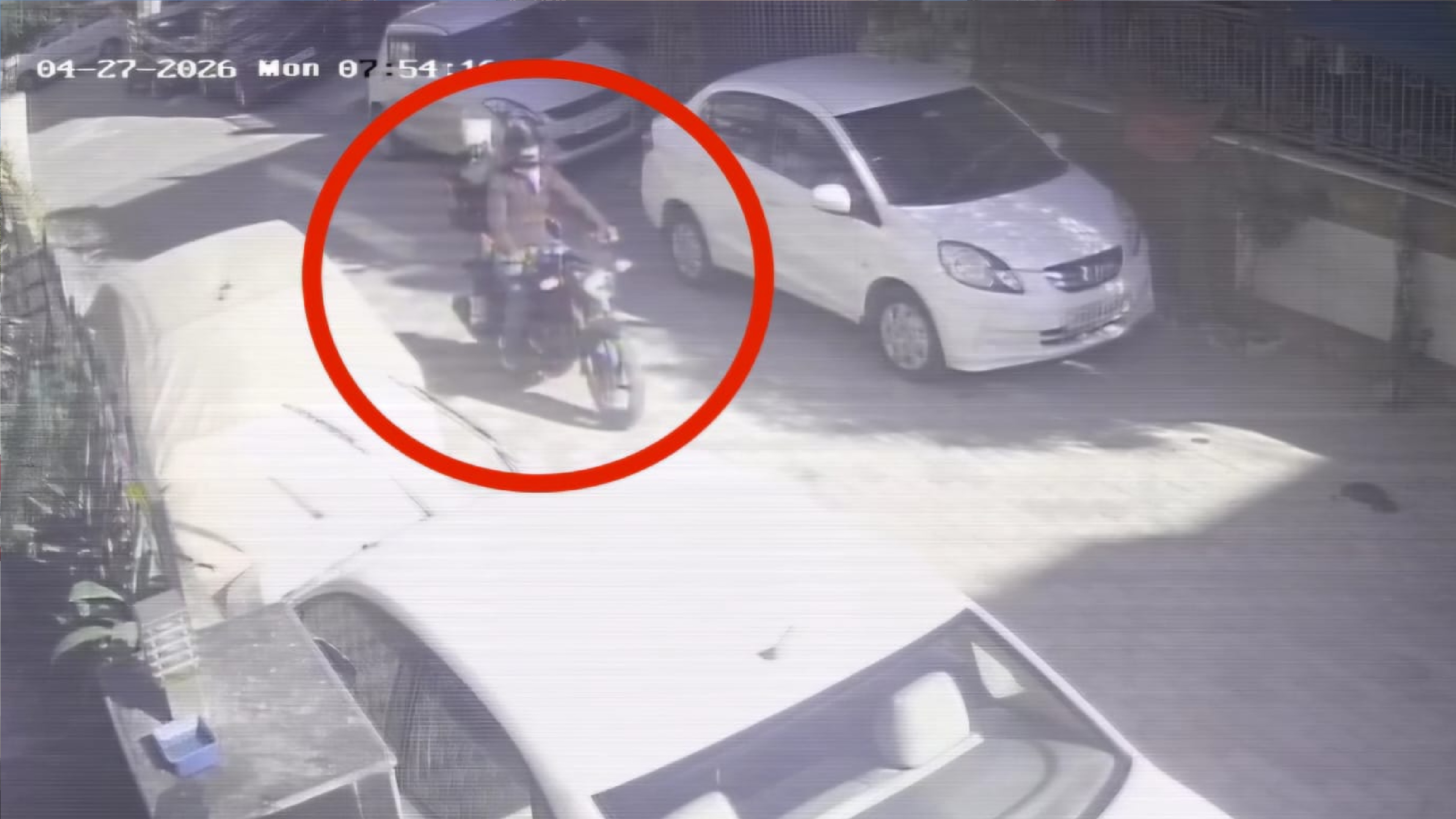 ढकोली में दिनदहाड़े स्नैचिंग, महिला से सोने की चेन झपटी; पुलिस पर देरी के आरोप