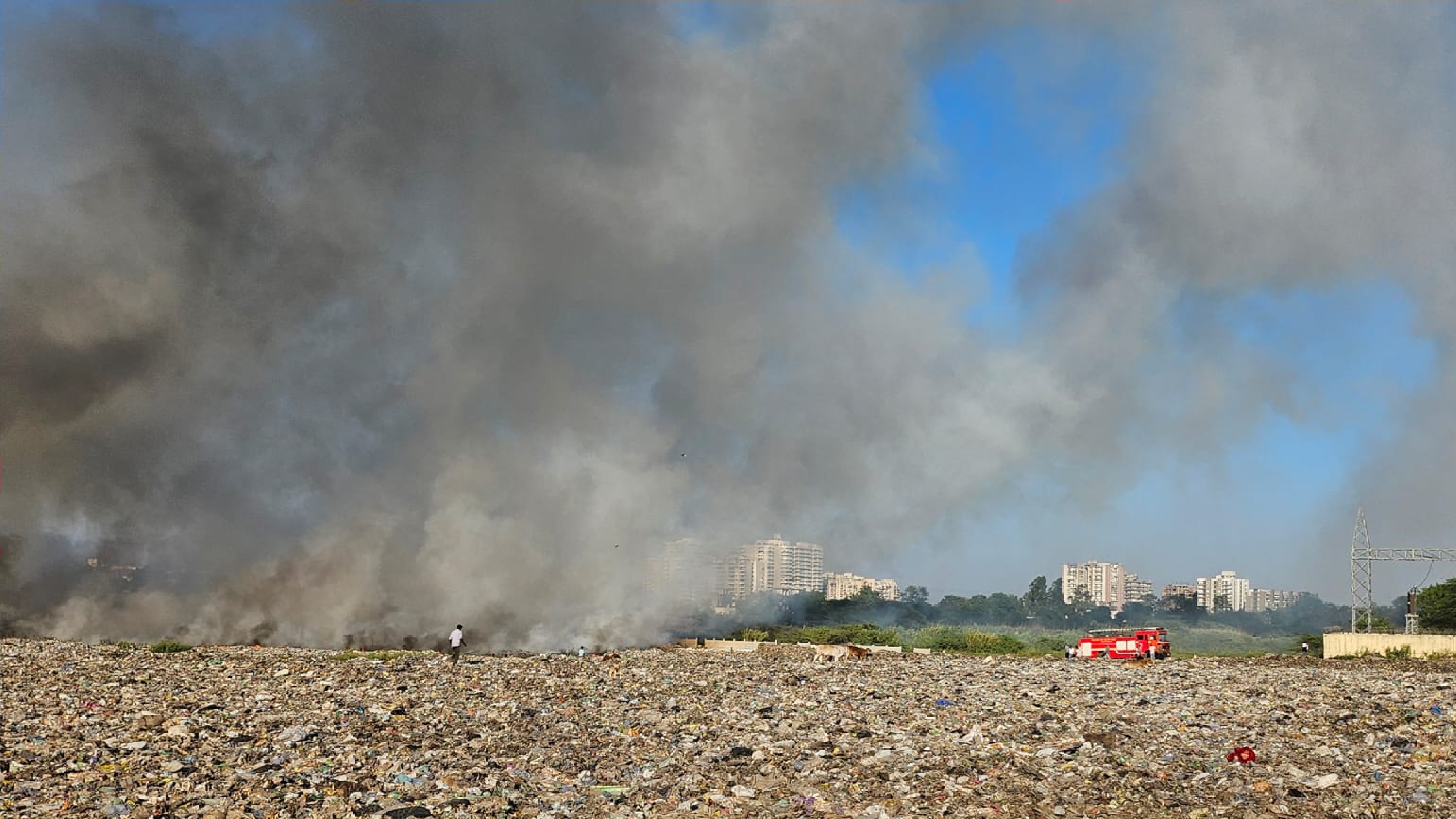बिशनपुरा डंपिंग ग्राउंड में भीषण आग, 12 घंटे बाद भी नहीं बुझी; जहरीले धुएं से लोग परेशान
