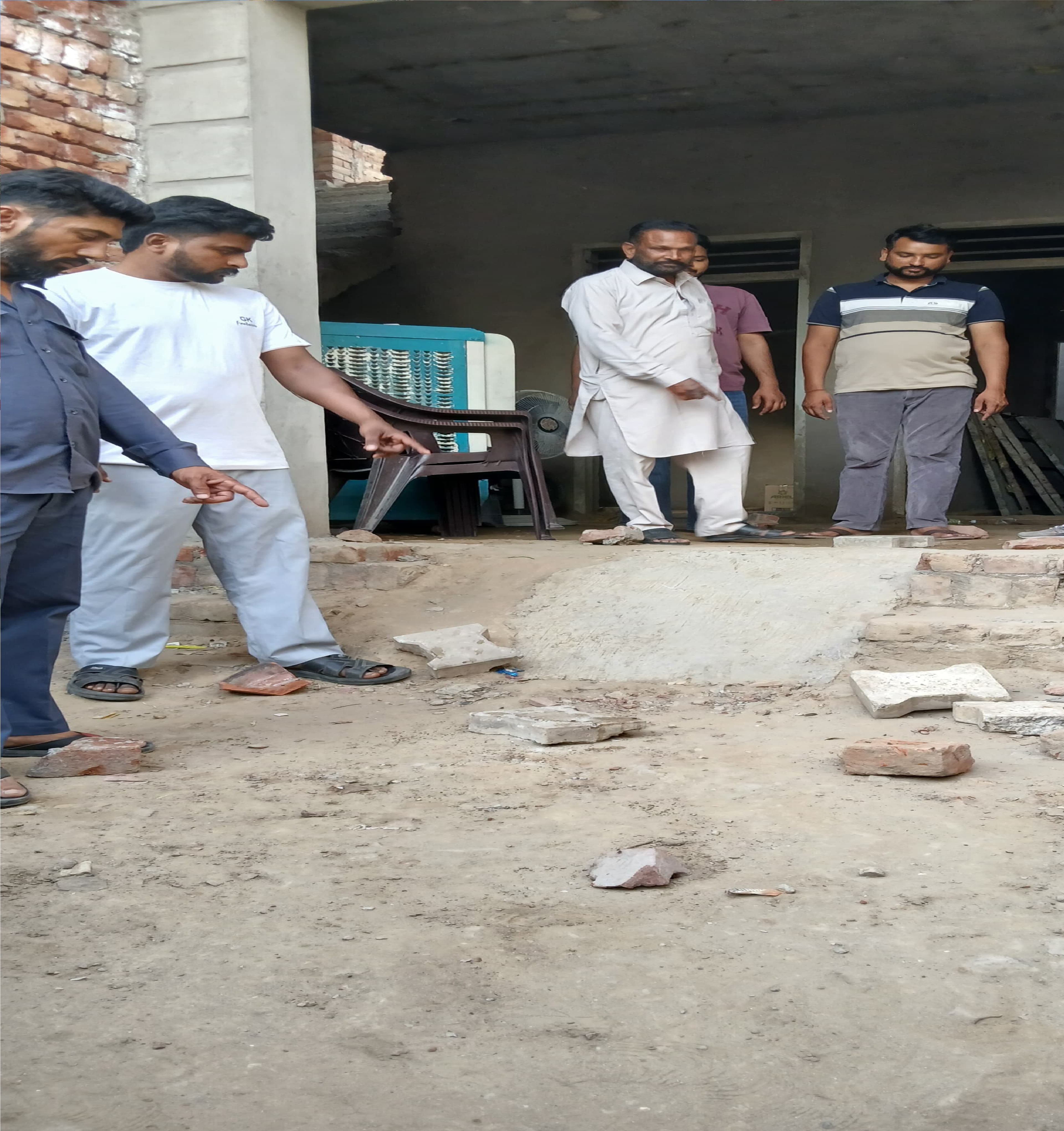 नशा तस्करों की गुप्त शिकायत लीक होने के आरोपों के बाद घर पर हमला