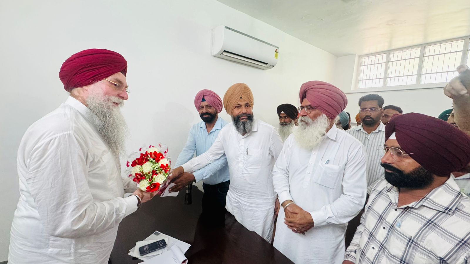 सहकारिता विभाग की कर्मचारी एसोसिएशन ने अपनी जायज़ मांगों के लिए स्पीकर संधवां से की मुलाकात