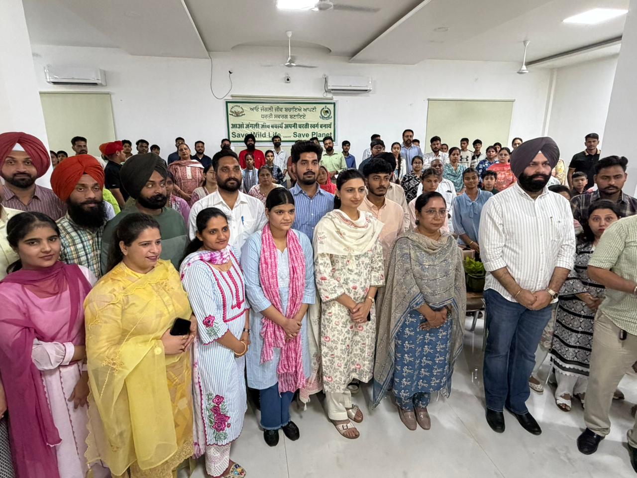 स्नेहिल मुलाकात से छत्तबीड़ चिड़ियाघर में गूंजी बच्चों की मुस्कानें