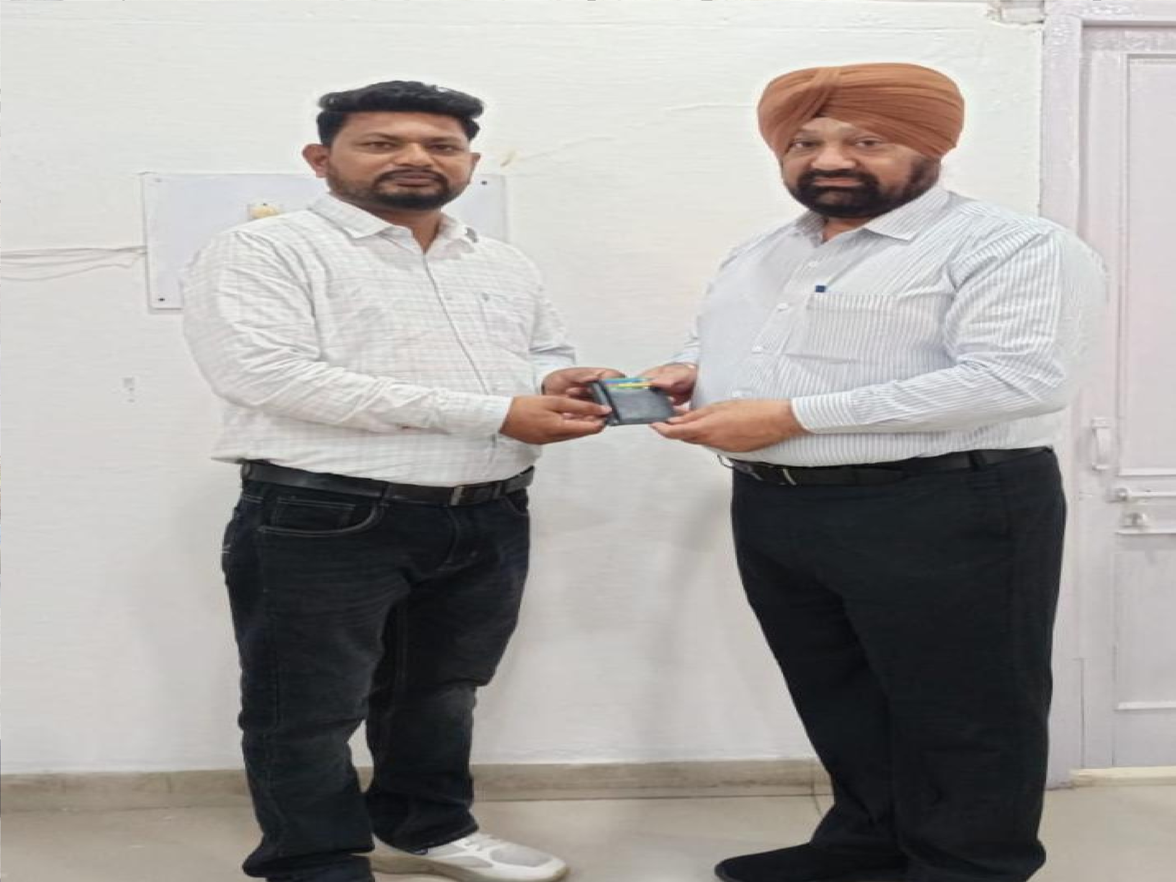 चालक ने नकदी व जरुरी कागजात से भरा पर्स लौटाकर दिखाई ईमानदारी की मिसाल