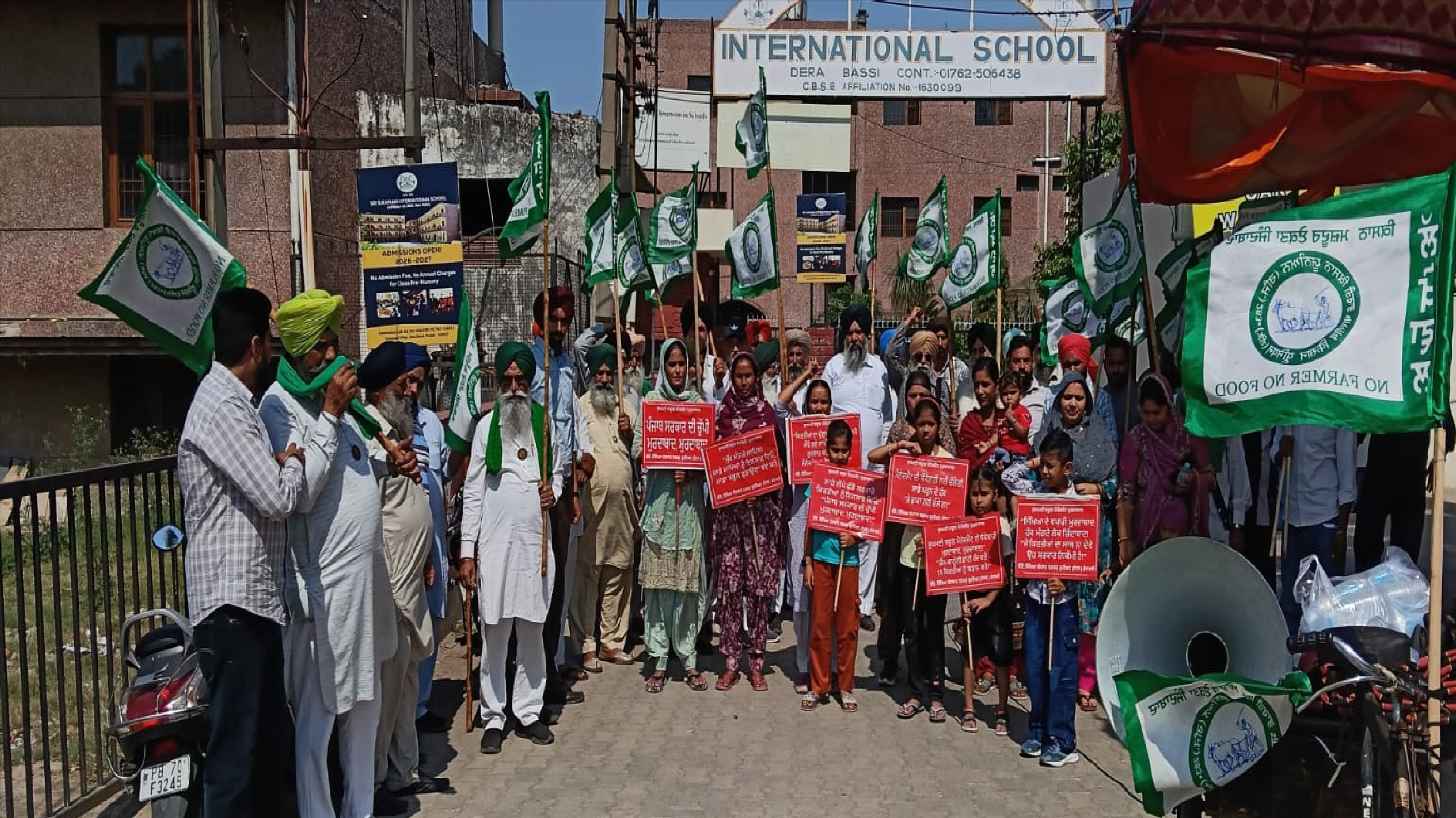 मजदूर दिवस पर डेराबस्सी में विशाल रैली, स्कूल प्रबंधन के खिलाफ फूटा गुस्सा