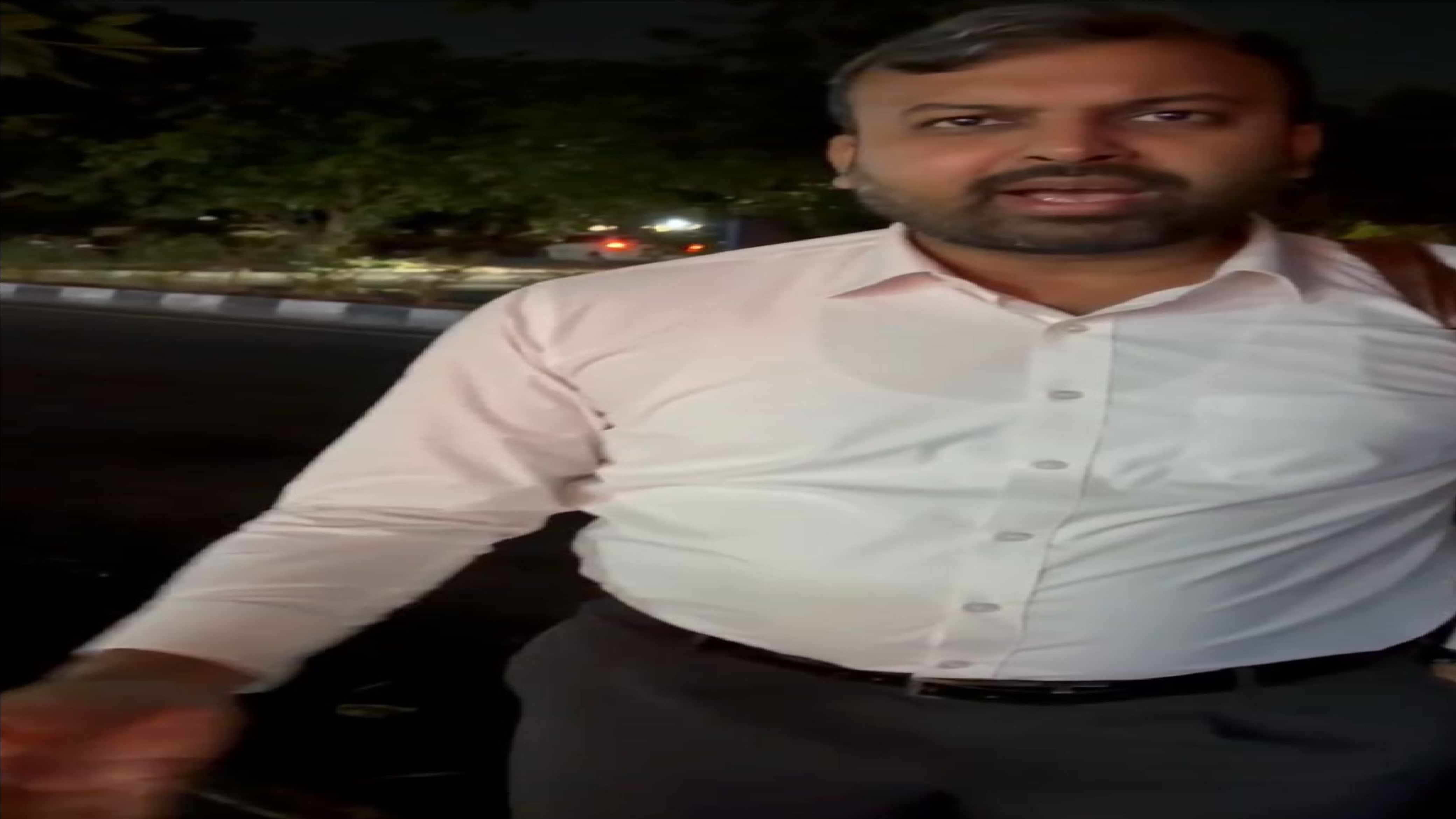 सेक्टर-17 में मधुमक्खियों के छत्ते को जलाने का आरोप, निगम की कार्रवाई पर उठे सवाल