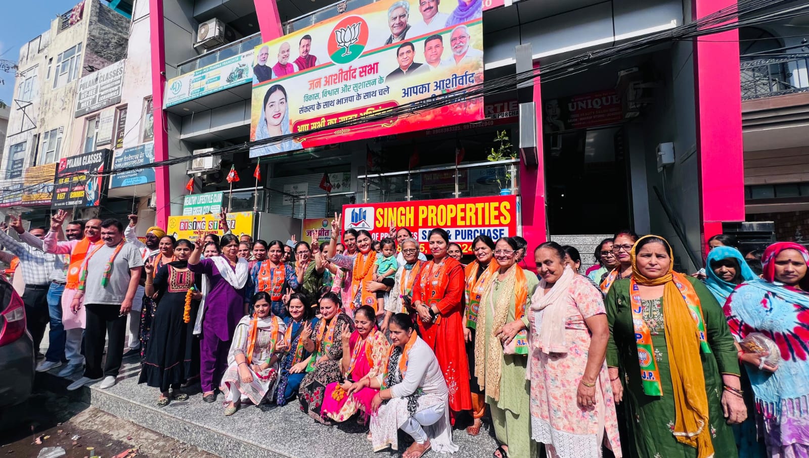 Zirakpur: भाजपा को मिला बड़ा समर्थन, ममता एन्क्लेव के डेढ़ सौ लोग पार्टी में शामिल