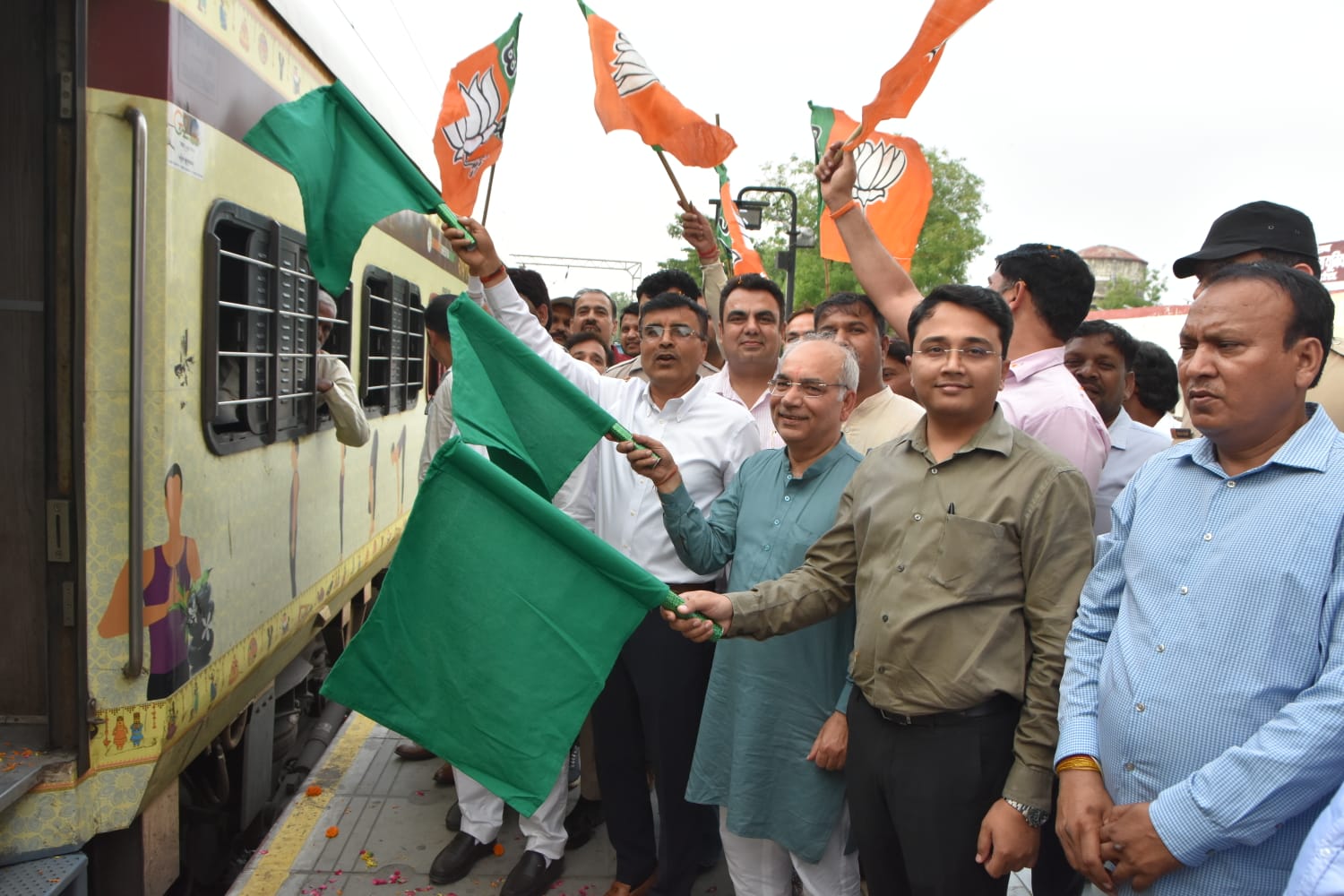 Panipat: हजूर साहिब के लिए विशेष ट्रेन रवाना, एडीसी ने दिखाई हरी झंडी