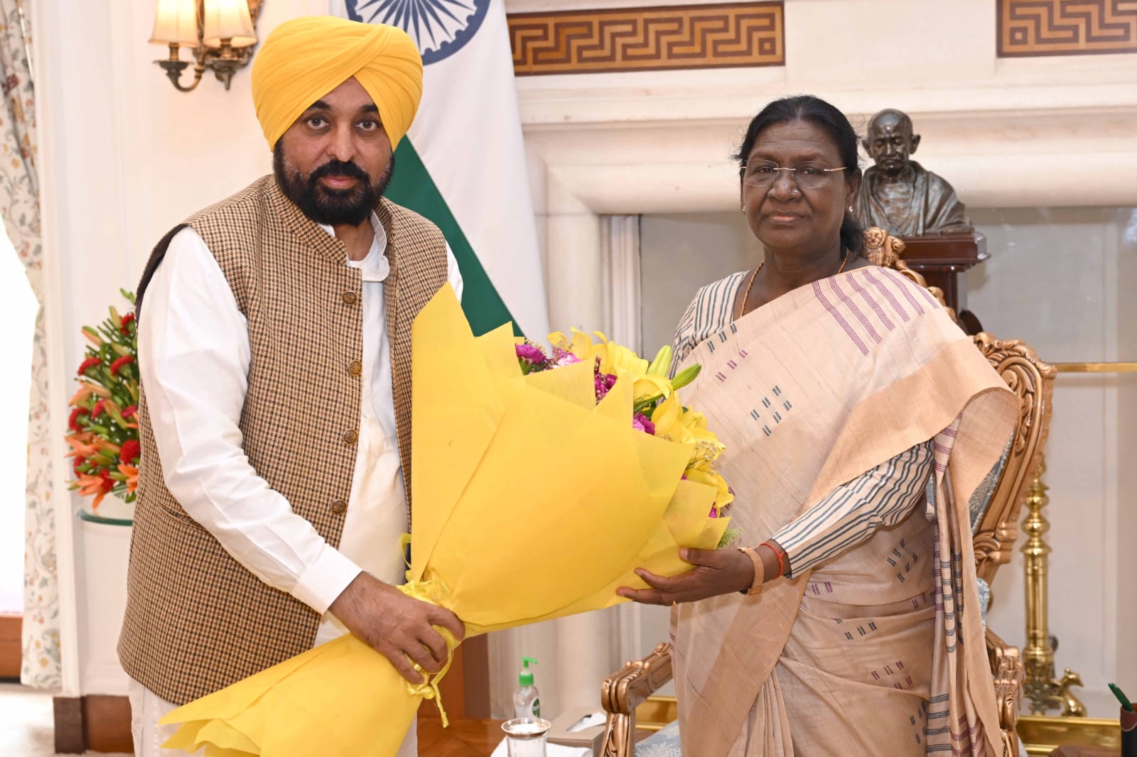 पंजाब के मुख्यमंत्री भगवंत सिंह मान ने राष्ट्रपति से की मुलाकात, ‘पंजाब के गद्दार’ राज्यसभा सदस्यों की सदस्यता रद्द करने की मांग की