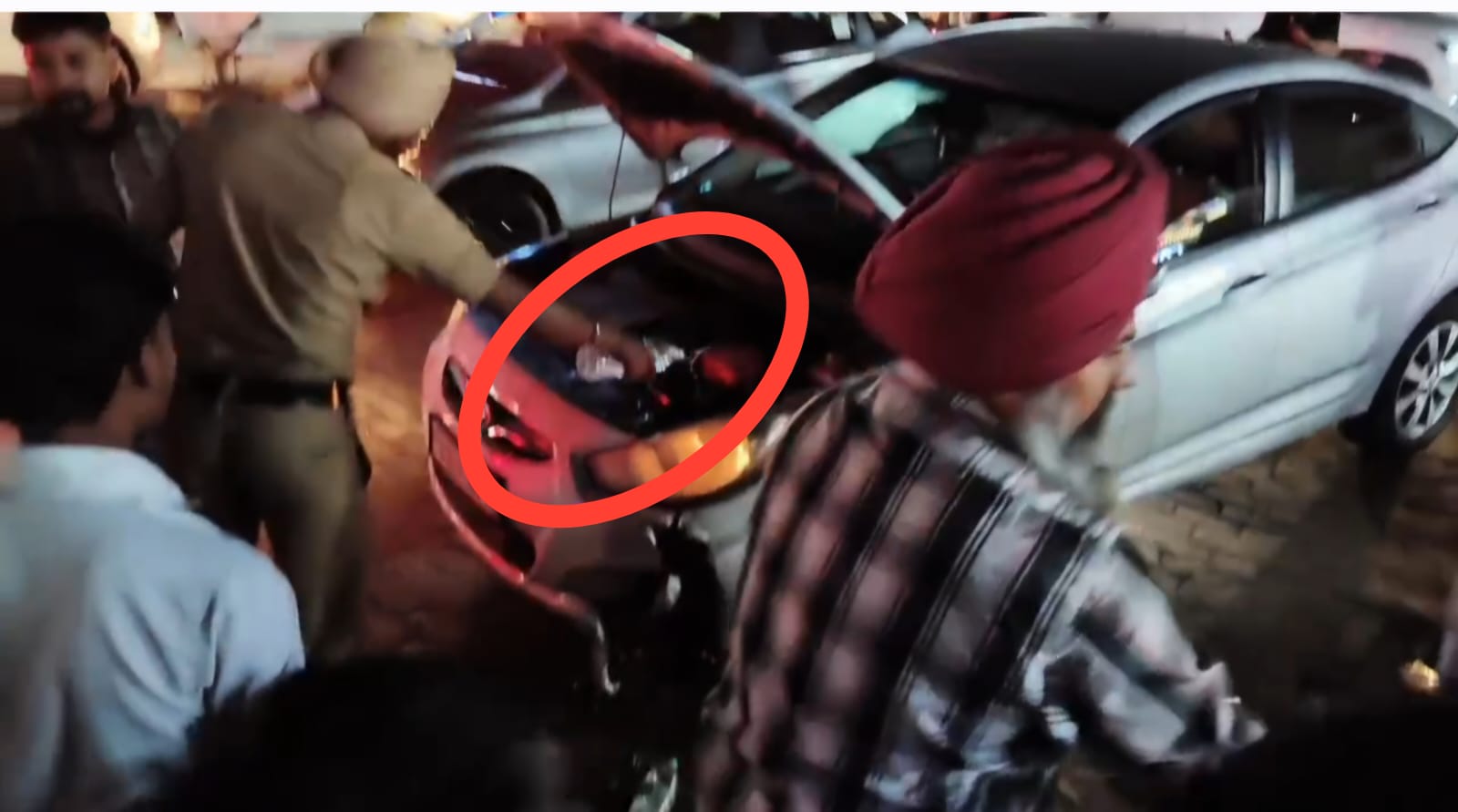 Zirakpur: वीआईपी रोड पर चलती कार में लगी आग, दो लोग बाल-बाल बचे