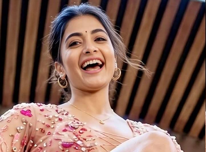 Entertainment: बोल्ड अंदाज़ में इंटरनेट पर छाईं Pooja Hegde, फैंस के दिलों में लगी आग