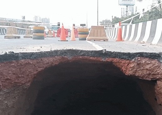 Gurugram: गुरुग्राम में फिर खुली सड़कों की पोल, सोहना हाईवे धंसा