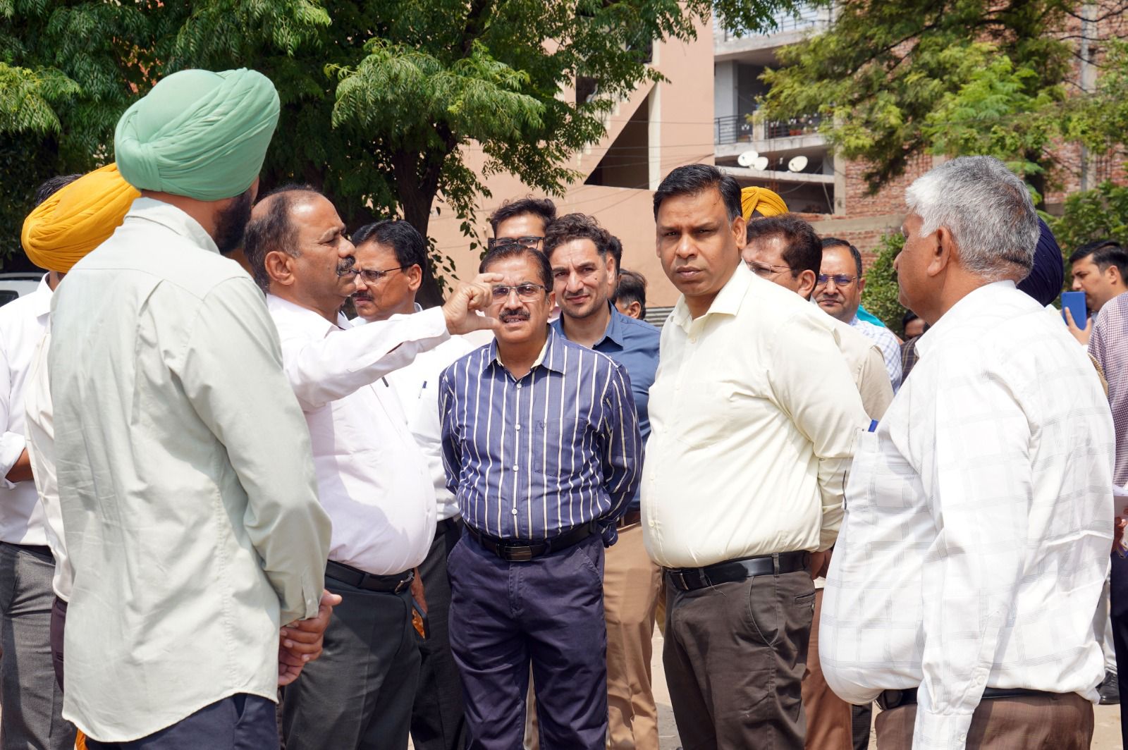 Chandigarh: एमसी कमिश्नर अमित कुमार ने हल्लोमाजरा में लिया जायजा, सड़क व सीवरेज सुधार के आदेश