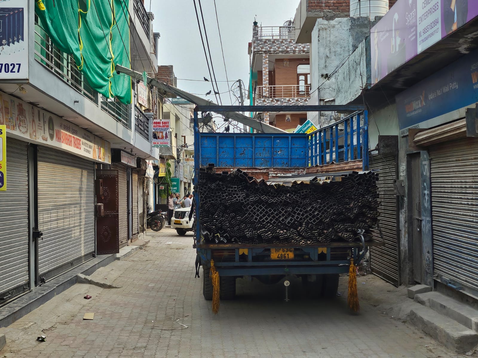 Zirakpur: बलटाना में ट्रक की टक्कर से टूटी बिजली लाइनें, इलाके में मचा हड़कंप