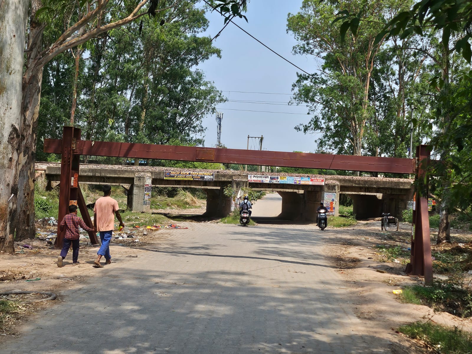 Zirakpur: अंडरपास पर ओवरहेड बैरियर लगाए, बड़े वाहनों पर लगेगी रोक