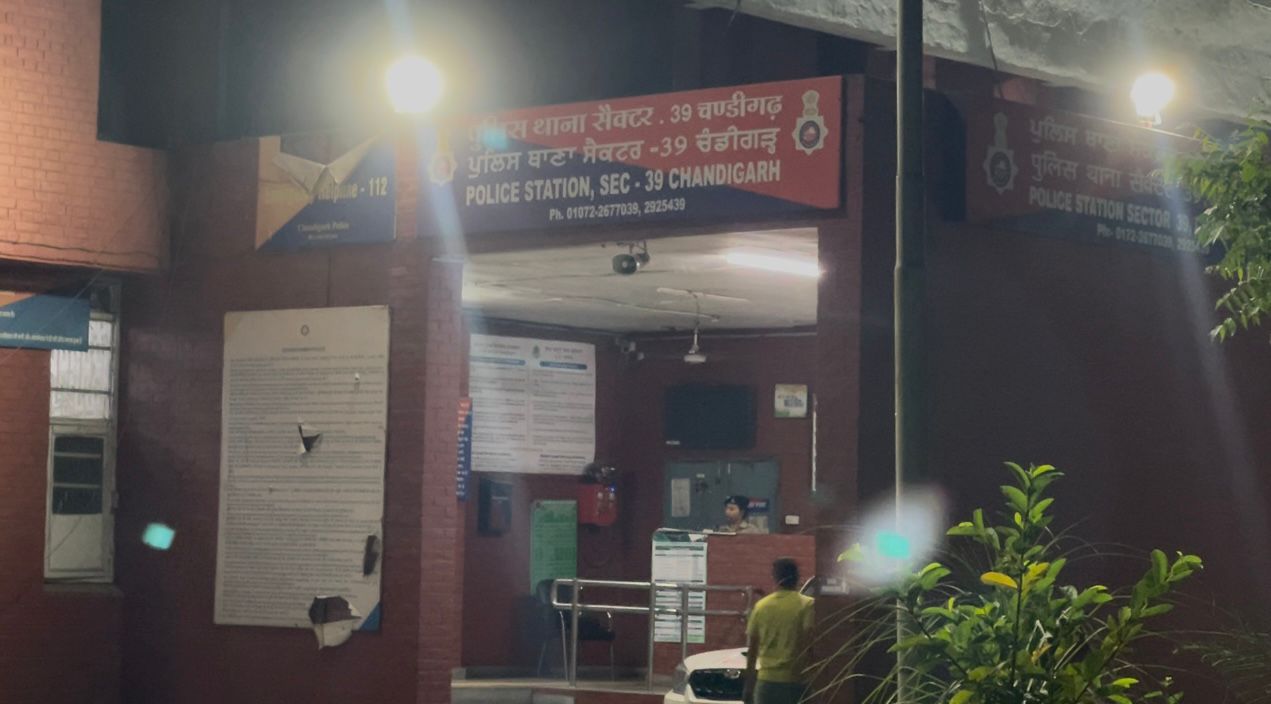 Chandigarh: सेक्टर 39 थाना पुलिस ने 10 घंटे में लूट की गुथी सुलझाई, दो लुटेरे गिरफ्तार
