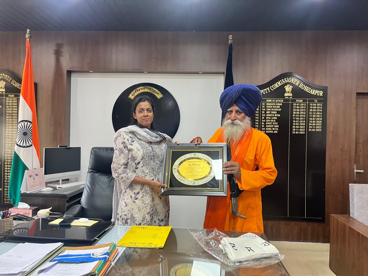 Hoshiarpur: समाजसेवी भाई बरिंदर सिंह मसीती की ओर से द्वारा डिप्टी कमिश्नर होशियारपुर को सम्मानित किया गया