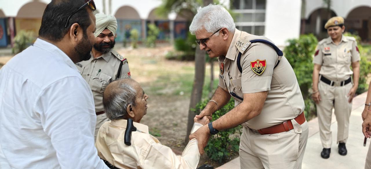 Panchkula: नगर निगम चुनाव में सुरक्षा के साथ सेवा भाव भी निभाती दिखी पंचकूला पुलिस, बुजुर्गों और दिव्यांग मतदाताओं की बनी सहारा