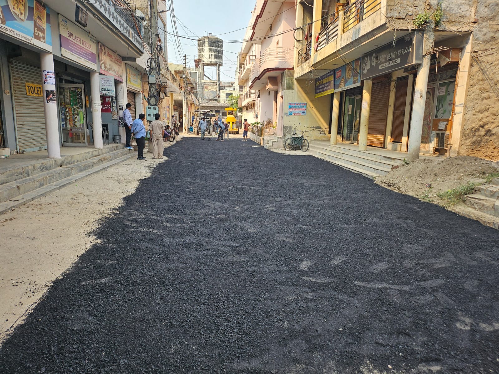 Zirakpur: कृष्णा एंक्लेव में पूर्व पार्षद ने निजी खर्च पर शुरू कराया सड़क निर्माण