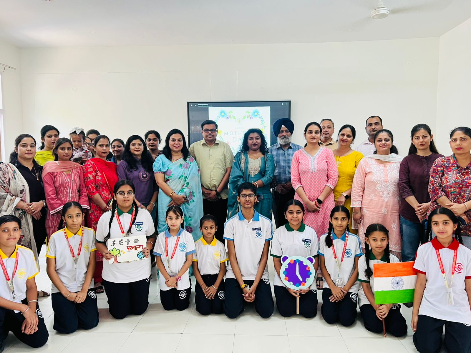 Derabassi: मातृ दिवस पर मातृ शक्ति का सम्मान, छात्राओं को स्वास्थ्य के प्रति किया जागरूक