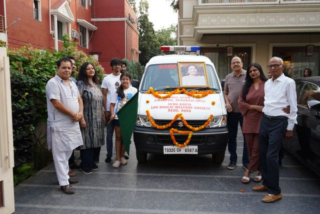 Zirakpur: मदर्स डे पर रॉयल स्टेट ग्रुप ने समाजसेवी सोनू सेठी को भेंट की एंबुलेंस
