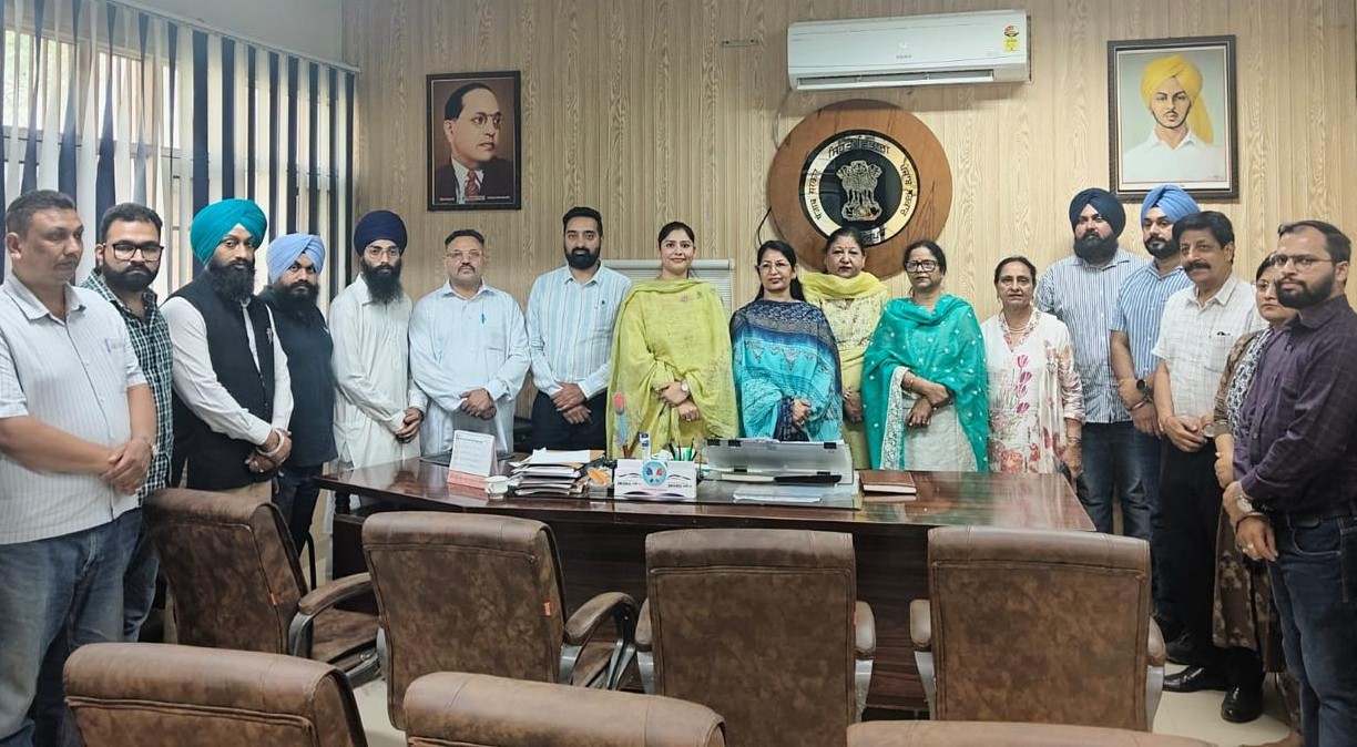 Hoshiarpur: मानवाधिकार आयोग की ओर से थैलेसीमिया पीड़ित बच्चों को दवाइयां भेंट
